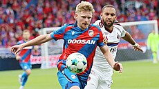 Pavel ulc se snaí uniknout z dosahu enevského obránce.