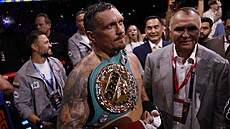 Olexandr Usyk jako dekorovaný �ampion v t�ké váze.