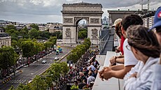 Fanou�ci na pa�í�ské Champs-Élysées vyhlí�í p�íjezd pelotonu Tour de France.