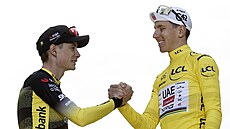 Tadej Poga�ar (vpravo) si podává ruku s Jonasem Vingegaardem.