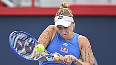 Markéta Vondrou�ová v akci v prvním kole turnaje v Montrealu.