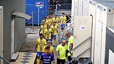 Opavtí fotbalisté nastupují na utkání ze aten, které mají provizorn z...