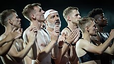 Jindich Trpiovský s hrái dkuje fanoukm Slavie po výhe nad Bohemians.