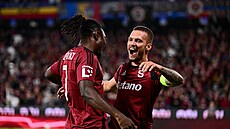 Luká Haraslín a Victor Olatunji se radují z vítzné trefy proti Mladé...