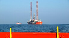 Vrtná souprava urená k tb ropy v Baltském moi (26. února 2014)