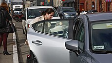 �ena nasedá do vozu spole�nosti Uber p�ed nádra�ím Cal Train v San Francisku v...