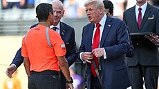 Íránský rozhod�í Alírezá Faghání dostal po finále MS klub� medaili od Donalda...