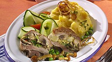 Vep�ové �ízky pln�né houbovou nádivkou s bramborovo ka�í