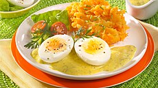 Vejce v ho��i�né omá�ce a bramborovo-mrkvové pyré