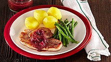 Vep�ový steak s t�e��ovým �atní