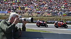 Prezident Petr Pavel fotografuje ned�lní vyvrcholení Velké ceny �eské republiky.