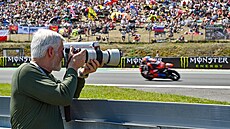 Prezident Petr Pavel fotí na brnnském okruhu závodníky Moto3.