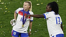 Chloe Kellyová a Michelle Agyemangová si uívají vítzné okamiky.