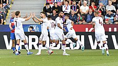 Hrá�i Servette �eneva se radují z úvodní branky proti Plzni.