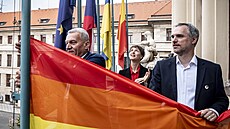 Primátor Bohuslav Svoboda a jeho první námstek Zdenk Hib vyvsili duhovou...