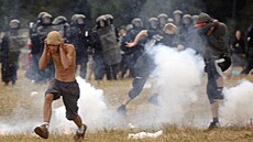 Policejní zásah proti úastníkm technoparty CzechTek (30. ervence 2005).