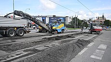 Silniái zaali vytrhávat koleje bývalé elezniní vleky v ulici Poíí...