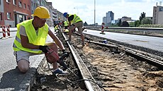 Silniái zaali vytrhávat koleje bývalé elezniní vleky v ulici Poíí...