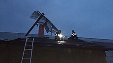 Hasi�i kv�li bou�kám �e�ili po�kozené st�echy. (21. �ervence 2025)