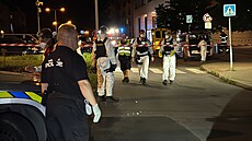 Záchraná�i prov��ují u 80 cizinc� v Roztokách u Prahy, zda mají meningitidu...