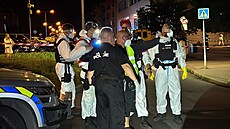 Záchraná�i prov��ují u 80 cizinc� v Roztokách u Prahy, zda mají meningitidu...