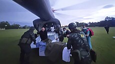 Pevoz zranného thajského vojáka, který stoupl na nálapnou minu. (23....