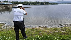 patn zabrzdný automobil sjel do pehradní nádre Olená. (28. ervence 2025)