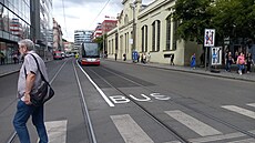Nové znaení na zaátku Plzeské u Andla zahrnuje obnovení zalých pechod...