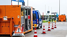 Záchranné slo�ky pou�ívají k boji s ropnou skvrnou v p�ístavu speciální...