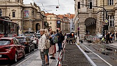 Ostrvek u praské tramvajové zastávky Staromstská se rozíí o dva metry....