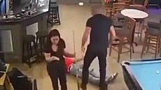 Mu� srazil p�stí k zemi opilce, který obt�oval jeho �enu
