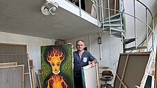Výtvarník Jaroslav Valeka ve svém panelákovém ateliéru.