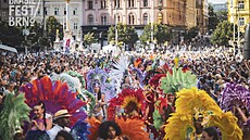Tanenice i taneníci v pestrých karnevalových kostýmech a stovka bubeník pi Brasil festu v centru Brna vytvoili prvod, jen se v rytmu brazilské samby prokroutil z Moravského námstí a na Zelný trh. Celkem v nm pochodovalo asi 250 lidí a pihlíe
