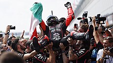 Marco Bezzecchi slaví se svým týmem druhé místo v MotoGP v Brn.