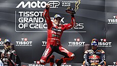 Marc Márquez se raduje z vítzství na MotoGP v Brn.