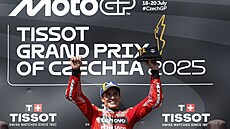 Marc Márquez se raduje z vítzství na MotoGP v Brn.