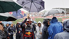 Max Verstappen se schovává ped detm na Velké cen Belgie.