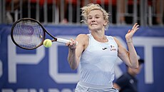 Kate�ina Siniaková hraje forhend ve druhém kole turnaje v Praze.