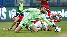 Pardubický branká� Jan Stejskal zasahuje v utkání s Libercem.