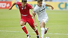 Liberecký Vojt�ch Stránský nahání Samuela �imka z Pardubic v souboji o balon.