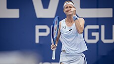 Marie Bouzková se raduje z vít�zství v semifinálovém zápase na turnaji v Praze.