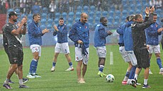 Fotbalisté Baníku zdraví fanou�ky poté, co rozhod�í zru�ili jejich utkání s...