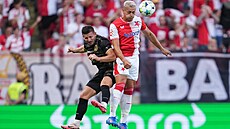 Slávista Tomá� Hole� hlavi�kuje mí� pry� od hradeckého Václava Pila�e.