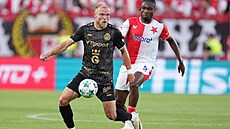 Královéhradecký Mick van Buren brání mí� p�ed slávistickým Igohem Ogbuem.