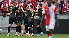 Fotbalisté Hradce Králové se radují z gólu do sít Slavie.