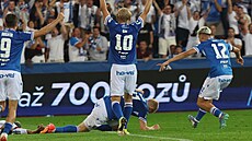 Fotbalisté Baníku slaví gól do sít� Legie Var�ava.