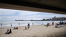 Lidé pobývají na plái v Les Sables-dOlonne na západ Francie. (26. kvtna...