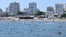Lidé se koupou na plái bhem vlny veder v La Grande-Motte na jihu Francie....