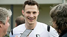 Dominik Kubalík odpovídá na otázky bhem benefiního utkání hvzd na fotbalovém...