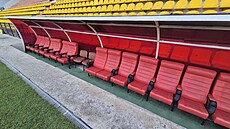 A takhle vypadá trenérská lavi�ka na stadionu FK Aktobe.